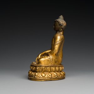 A Sino-Tibetan gilt bronze Buddha, 18th C. — photo 2