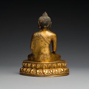 A Sino-Tibetan gilt bronze Buddha, 18th C. — photo 3