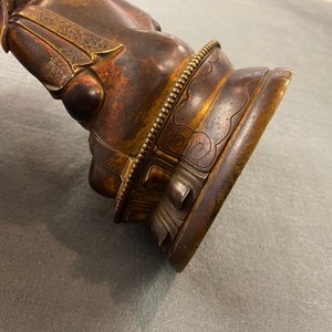 A Sino-Tibetan gilt bronze figure of a lama, 18/19th C. — 照片 17