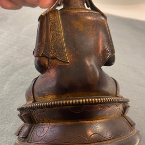 A Sino-Tibetan gilt bronze figure of a lama, 18/19th C. — 照片 18
