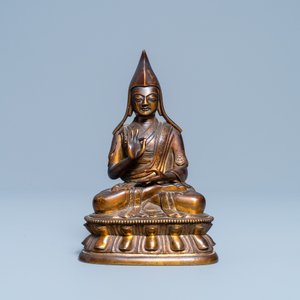 A Sino-Tibetan gilt bronze figure of a lama, 18/19th C. — 照片 2