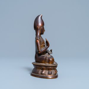 A Sino-Tibetan gilt bronze figure of a lama, 18/19th C. — 照片 5