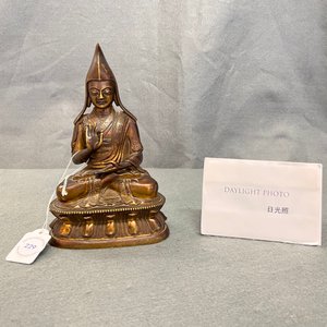A Sino-Tibetan gilt bronze figure of a lama, 18/19th C. — 照片 8