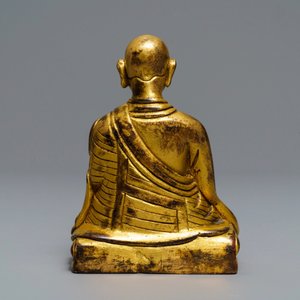 A Sino-Tibetan gilt bronze figure of a Lama, 19th C. — photo 3