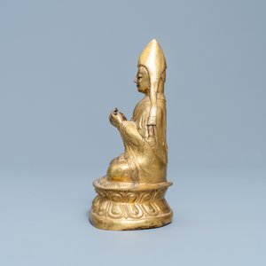 A Sino-Tibetan gilt bronze figure of a Lama, Ming — 照片 5