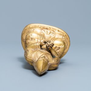 A Sino-Tibetan gilt bronze figure of a Lama, Ming — 照片 6
