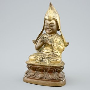 A Sino-Tibetan gilt bronze figure of a Lama on a double lotus throne, 19th C. — photo 1
