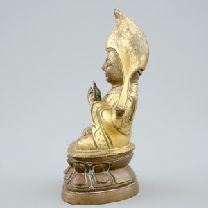 A Sino-Tibetan gilt bronze figure of a Lama on a double lotus throne, 19th C. — photo 3