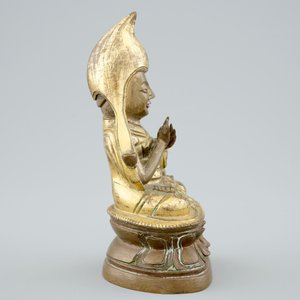 A Sino-Tibetan gilt bronze figure of a Lama on a double lotus throne, 19th C. — photo 5