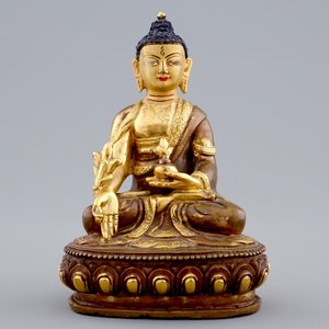 A Sino-Tibetan gilt bronze figure of a seated Buddha, 19/20th C. — photo 2