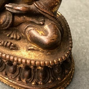 A Sino-Tibetan gilt bronze figure of Buddha, 16/17th C. — photo 27