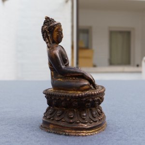 A Sino-Tibetan gilt bronze figure of Buddha, 16/17th C. — photo 9