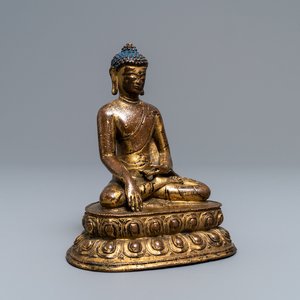 A Sino-Tibetan gilt bronze figure of Buddha, 17/18th C. — photo 1