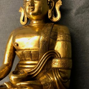 A Sino-Tibetan gilt bronze figure of Buddha Shakyamuni, 17/18th C. — 照片 11