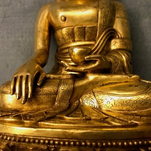A Sino-Tibetan gilt bronze figure of Buddha Shakyamuni, 17/18th C. — 照片 12