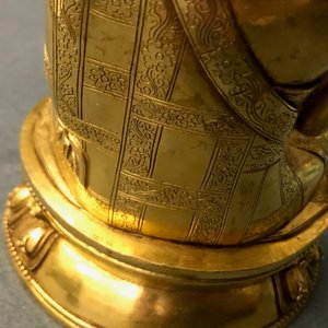 A Sino-Tibetan gilt bronze figure of Buddha Shakyamuni, 17/18th C. — 照片 20