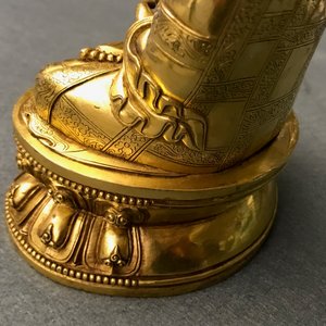 A Sino-Tibetan gilt bronze figure of Buddha Shakyamuni, 17/18th C. — 照片 21