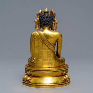 A Sino-Tibetan gilt bronze figure of Buddha Shakyamuni, 17/18th C. — 照片 3