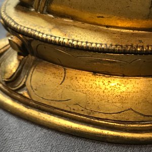 A Sino-Tibetan gilt bronze figure of Buddha Shakyamuni, 17/18th C. — photo 11