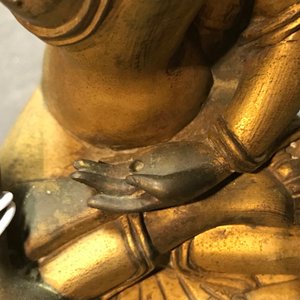 A Sino-Tibetan gilt bronze figure of Buddha Shakyamuni, 17/18th C. — photo 4