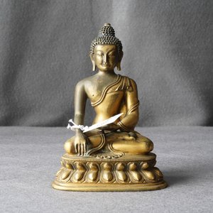 A Sino-Tibetan gilt bronze figure of Buddha Shakyamuni, 17/18th C. — photo 17