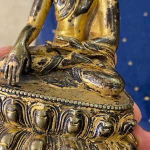 A Sino-Tibetan gilt bronze figure of Buddha Shakyamuni, 17th C. — 照片 15