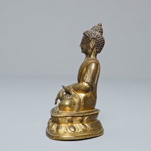 A Sino-Tibetan gilt bronze figure of Buddha Shakyamuni, 18th C. — photo 2