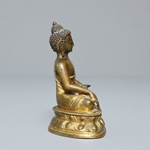 A Sino-Tibetan gilt bronze figure of Buddha Shakyamuni, 18th C. — photo 4