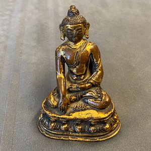 A Sino-Tibetan gilt bronze figure of Buddha Shakyamuni, Ming — 照片 12