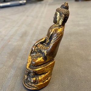 A Sino-Tibetan gilt bronze figure of Buddha Shakyamuni, Ming — 照片 14