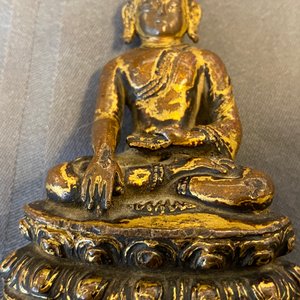 A Sino-Tibetan gilt bronze figure of Buddha Shakyamuni, Ming — 照片 21