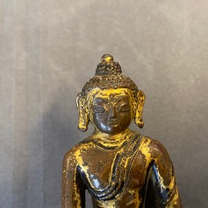 A Sino-Tibetan gilt bronze figure of Buddha Shakyamuni, Ming — 照片 23