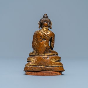 A Sino-Tibetan gilt bronze figure of Buddha Shakyamuni, Ming — 照片 4