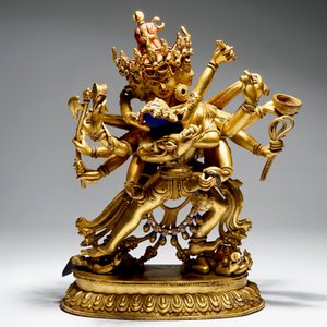 A Sino-Tibetan gilt bronze figure of Chakrasamvara, 17/18th C. — photo 2