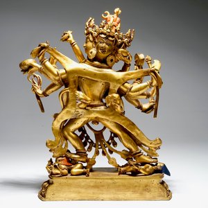 A Sino-Tibetan gilt bronze figure of Chakrasamvara, 17/18th C. — photo 4
