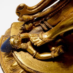 A Sino-Tibetan gilt bronze figure of Chakrasamvara, 17/18th C. — photo 8