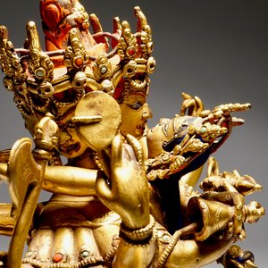 A Sino-Tibetan gilt bronze figure of Chakrasamvara, 17/18th C. — photo 9