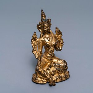 A Sino-Tibetan gilt bronze figure of Green Tara, 17/18th C. — 照片 1