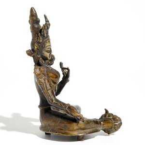 A Sino-Tibetan gilt bronze figure of Green Tara (Syamatara), 17/18th C. — photo 4