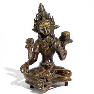 A Sino-Tibetan gilt bronze figure of Green Tara (Syamatara), 17/18th C. — photo 5