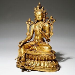 A Sino-Tibetan gilt bronze figure of Green Tara (Syamatara), 18/19th C. — photo 1