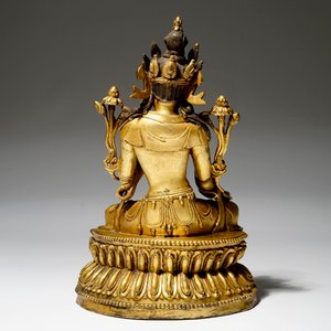 A Sino-Tibetan gilt bronze figure of Green Tara (Syamatara), 18/19th C. — photo 4