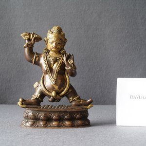 A Sino-Tibetan gilt bronze figure of Vajrapani, 17/18th C. — photo 7