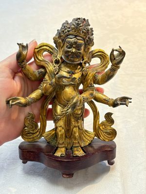 A Sino-Tibetan gilt-bronze figure of White Mahakala on wooden stand, 18th C. — photo 1
