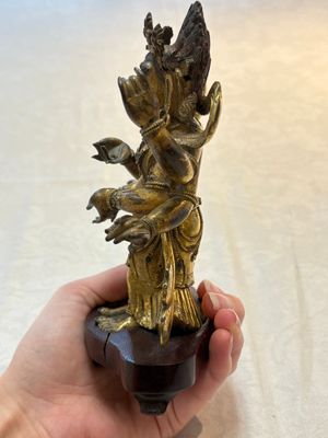 A Sino-Tibetan gilt-bronze figure of White Mahakala on wooden stand, 18th C. — photo 2