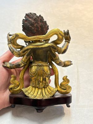 A Sino-Tibetan gilt-bronze figure of White Mahakala on wooden stand, 18th C. — photo 3