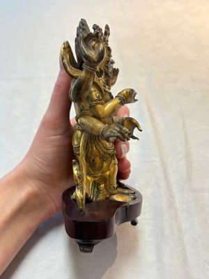A Sino-Tibetan gilt-bronze figure of White Mahakala on wooden stand, 18th C. — photo 4