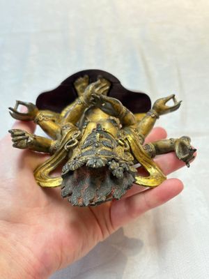 A Sino-Tibetan gilt-bronze figure of White Mahakala on wooden stand, 18th C. — photo 5
