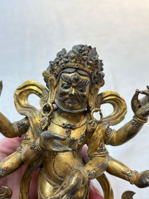 A Sino-Tibetan gilt-bronze figure of White Mahakala on wooden stand, 18th C. — photo 7