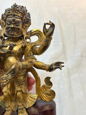 A Sino-Tibetan gilt-bronze figure of White Mahakala on wooden stand, 18th C. — photo 9
